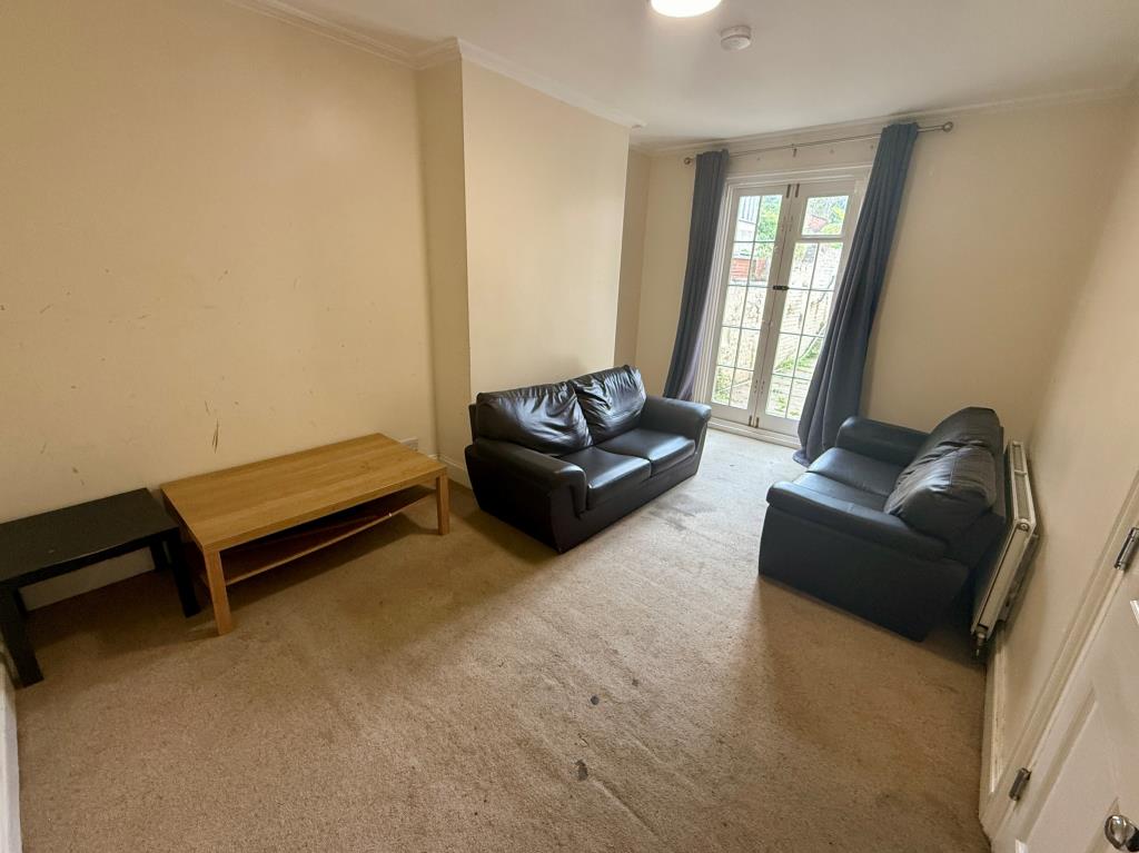Lot: 138 - LICENSED FIVE-BEDROOM HMO WITH ADDITIONAL SELF-CONTAINED FLAT - Communal living room